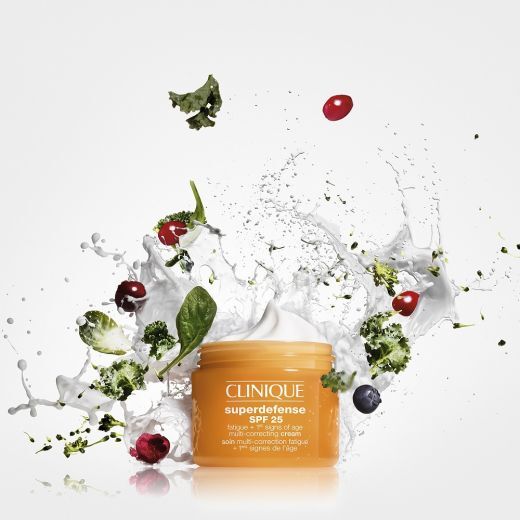 CLINIQUE Superdefense™ SPF 25 Fatigue + 1st Signs Of Age Multi-Correcting Cream Combination Oily/ Oily Dieninis drėkinamasis veido kremas