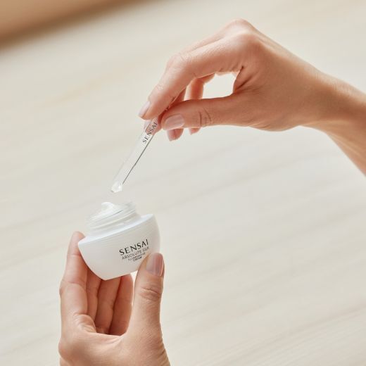 SENSAI ABSOLUTE SILK Iluminative švytėjimo suteikiantis