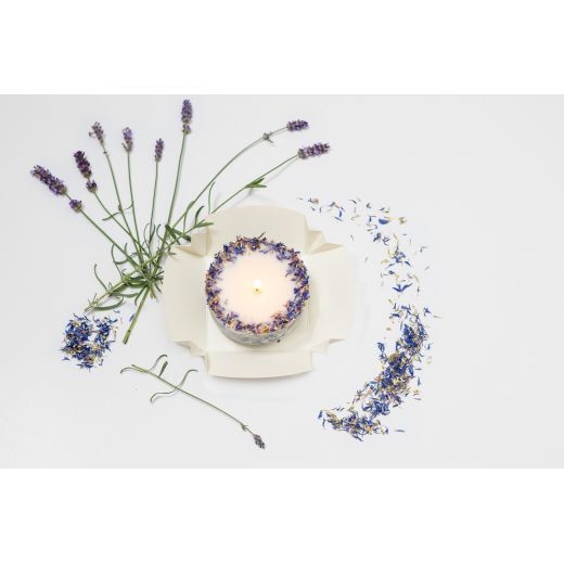 Sojų vaško žvakė su rugiagėlių žiedlapiais