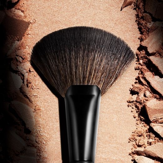 MorpheV112 Fluffy Fan Powder Brush