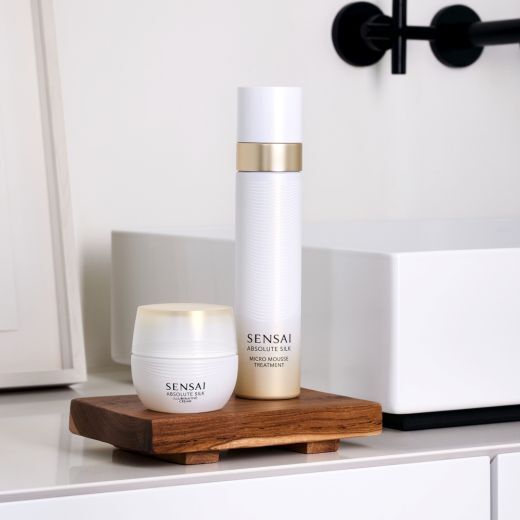 SENSAI ABSOLUTE SILK Iluminative švytėjimo suteikiantis